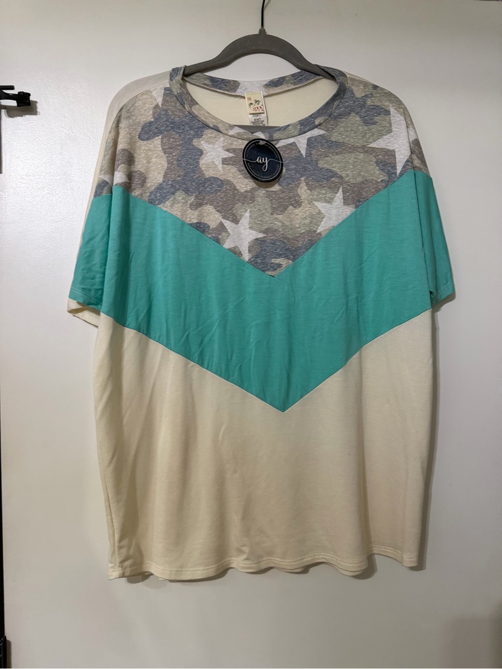 Chevron Colorblock Star Print Tee in Teal & Cream